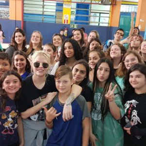 Luiza Sonza faz  visita surpresa à escola Yeté