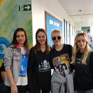 Luiza Sonza faz  visita surpresa à escola Yeté