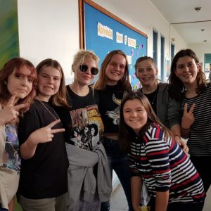 Luiza Sonza faz  visita surpresa à escola Yeté