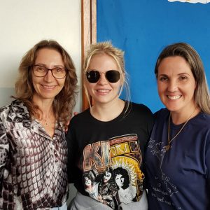 Luiza Sonza faz  visita surpresa à escola Yeté