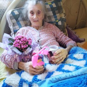 Bancada Feminina visita e  homenageia idosa pelo Dia dos Avós