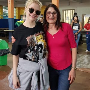 Luiza Sonza faz  visita surpresa à escola Yeté