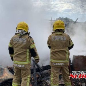 Casa é consumida por incêndio e morador sofre queimaduras em 45% do corpo, no interior de Três de Maio