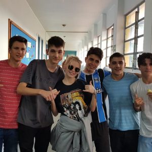 Luiza Sonza faz  visita surpresa à escola Yeté