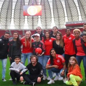 Luísa Sonza e família  visitam o  Beira Rio. Cantora  promete show no Estádio