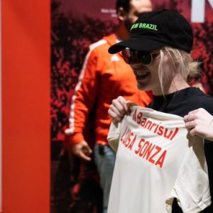 Luísa Sonza e família  visitam o  Beira Rio. Cantora  promete show no Estádio