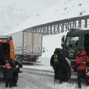 Nevasca na Cordilheira dos Andes retém caminhoneiros gaúchos