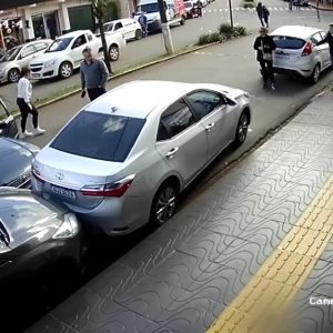 Câmeras de segurança flagram acidente impressionante no centro de Tuparendi