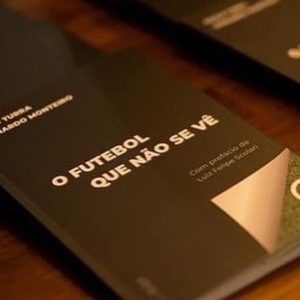 Paulo Turra doa lote de seu livro para serem comercializados pela Academia Bello Centro