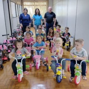 Crianças da Educação Infantil receberam patinetes e triciclos da Sec. de Educação