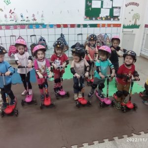 Crianças da Educação Infantil receberam patinetes e triciclos da Sec. de Educação