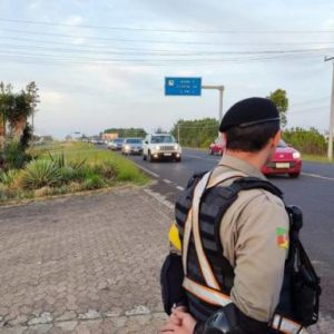 Polícia flagrou cem infrações a cada hora nas rodovias que levam ao Litoral Norte do RS