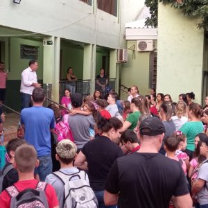 Leonel acompanha início das aulas na rede municipal