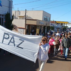 Alunos da Escola Amadeu do Prado Mallmam participam de Caminhada Pela Paz