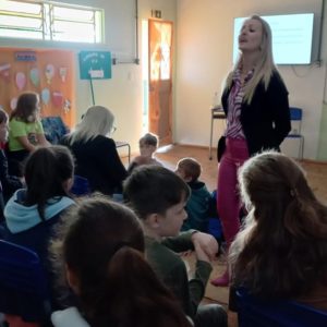 Advogada Daiane Tibulo palestra sobre violência contra crianças e adolescentes