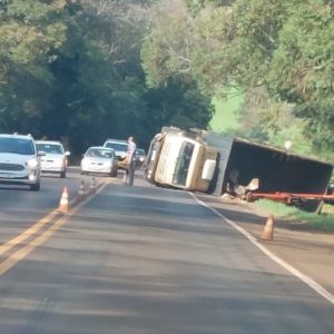 Caminhão tomba na ERS 344 entre Tuparendi e Santa Rosa