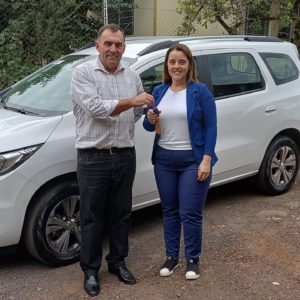 Leonel entrega carro novo para Secretaria da Saúde