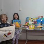 Crianças receberam livros do Projeto Sacola Literária em Tuparendi