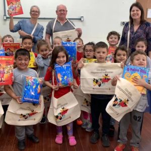 Crianças receberam livros do Projeto Sacola Literária em Tuparendi