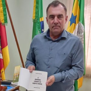 Empresário de Santa Rosa doa livros para Feira do Livro de Tuparendi