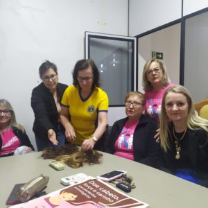 Lions Clube de Tuparendi fez entrega de “mechas de cabelo” a Liga Se Toca