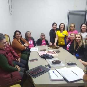 Lions Clube de Tuparendi fez entrega de “mechas de cabelo” a Liga Se Toca