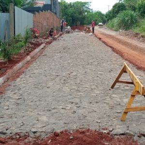 Rua de Porto Mauá está sendo pavimentada através de parceria entre moradores e município