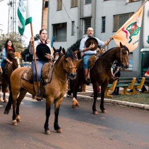 Grupo de Cavalarianos do CTG Fronteira da Amizade buscou a Chama Crioula em Porto Xavier