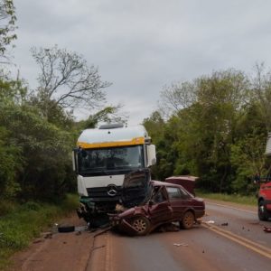 Acidente entre automóvel e caminhão da Camera deixa um morto na ERS 344
