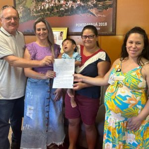Administração de Porto Mauá entrega de lote a família