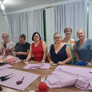 Voluntárias  intensificam preparativos para decoração de Páscoa