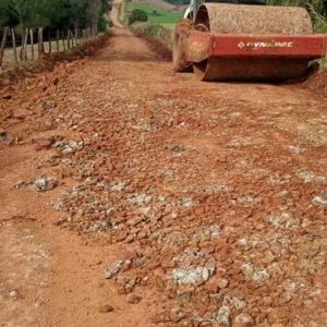 Secretaria de obras segue nos serviços de melhorias das estradas e na construção de uma nova ponte