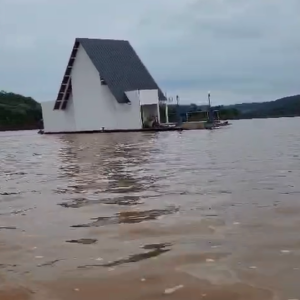 Restaurante flutuante de Porto Mauá é flagrado sendo levado pelo Rio Uruguai