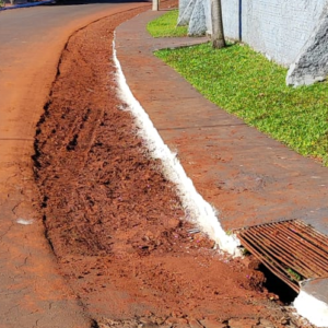 Vereadora pede providências devido acúmulo de terra e água em rua de Tuparendi