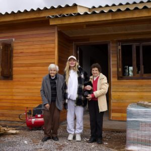 Cantora Luisa Sonza visita idosas a quem doou duas casas em Roca Sales