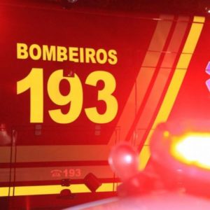 Carro é destruído em incêndio em Cinquentenário