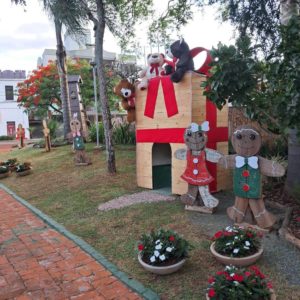 Praça Aquiles Turra já recebe decoração de Natal