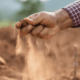 mao-produtor-rural-solo-seco-periodo-estiagem